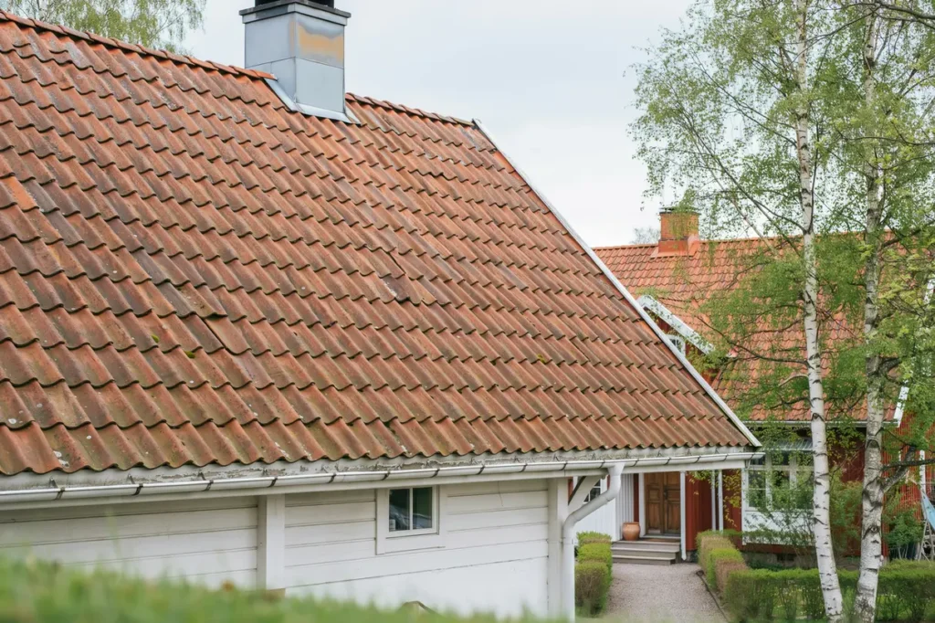 juni r r tt tid f r takservice s f rebygger du sommarv rme l ckage och on diga reparationer
