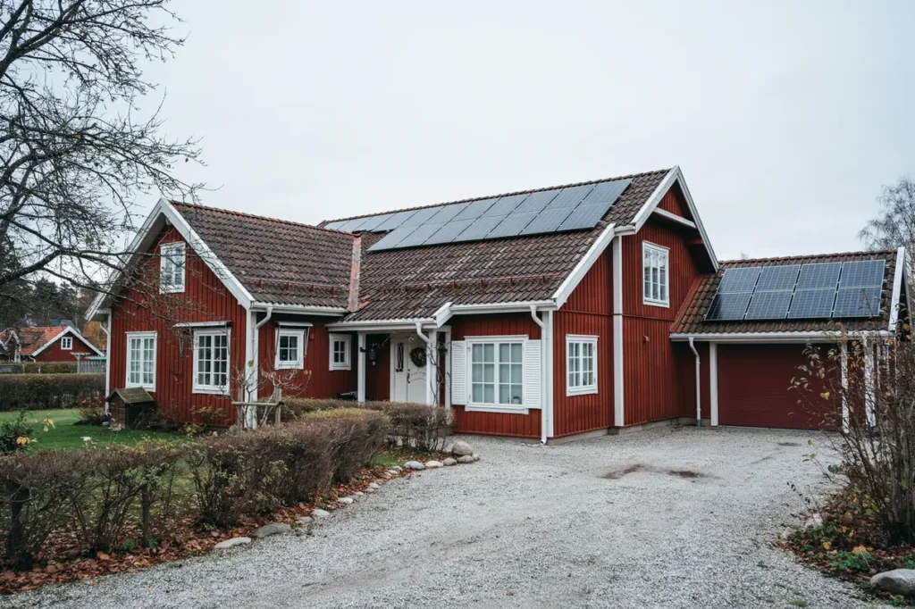 taktv tt med solceller p villa och garage
